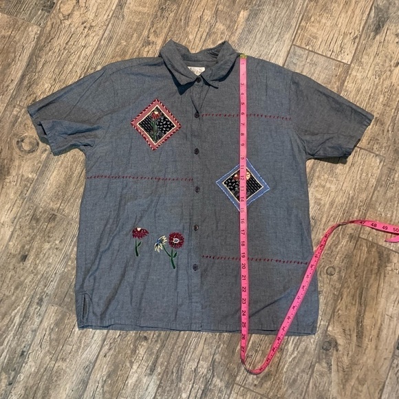 Women’s Bobbie Brooks grey button up shirt with embroidered flower patches - Picture 5 of 5